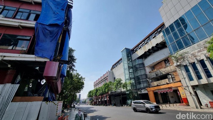 JPO Jalan Tunjungan Surabaya dibongkar dan akan diganti dengan konsep baru lebih modern.