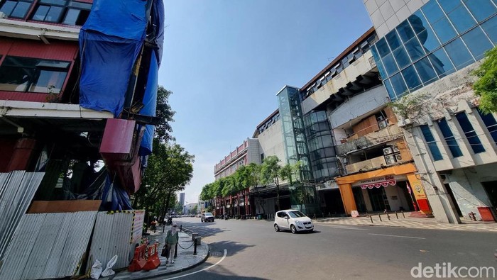 JPO Jalan Tunjungan Surabaya dibongkar dan akan diganti dengan konsep baru lebih modern.
