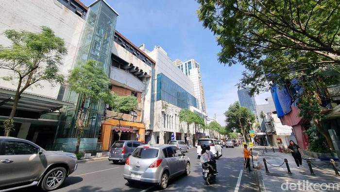 JPO Jalan Tunjungan Surabaya dibongkar dan akan diganti dengan konsep baru lebih modern.