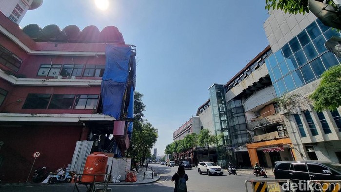 JPO Jalan Tunjungan Surabaya dibongkar dan akan diganti dengan konsep baru lebih modern. JPO Jalan Tunjungan Surabaya dibongkar dan akan diganti dengan konsep baru lebih modern.