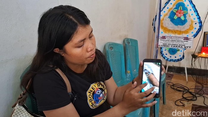 Kakak Lucky, Lusy Namo, saat diwawancarai detikBali di Asrama TNI Kuanino, Kupang, NTT, Senin (11/8/2025).