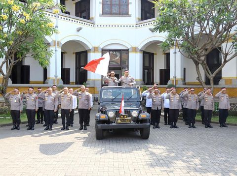 Kapolda Jateng bersama PJU Polda Jateng dan sejumlah kapolres saat proses pembuatan video di Semarang menjelang HUT ke-80 RI, Senin (11/8/2025).