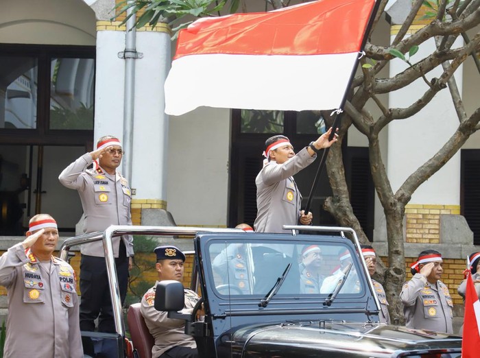 Kapolda Jateng bersama PJU Polda Jateng dan sejumlah kapolres saat proses pembuatan video di Semarang menjelang HUT ke-80 RI, Senin (11/8/2025).