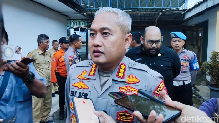 Kapolresta Sleman Kombes Edy SEW saat memberikan keterangan kepada wartawan terkait proses disposal bom mortir yang ditemukan di halaman rumah warga di Sleman, Senin (11/8/2025)
