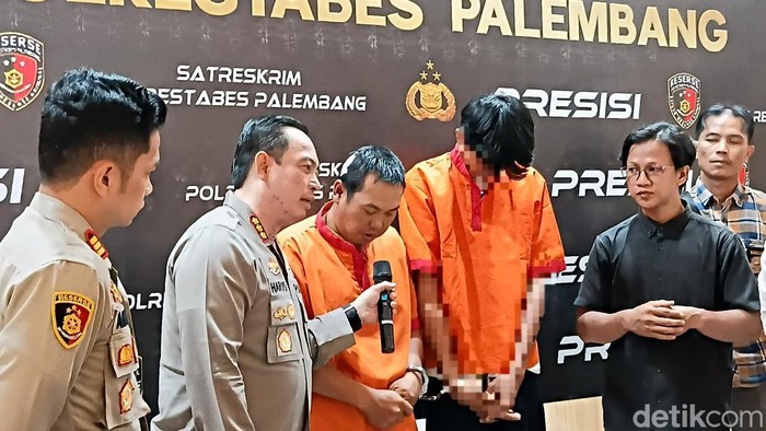 Kapolrestabes Palembang Kombes Harryo Sugihhartono mengintroasi pelaku pembunuh Ridho