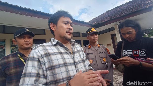 Kasat Reskrim Polresta Cilacap, Kompol Guntar Arif Setyoko memberikan keterangan seusai rekonstruksi kasus pembunuhan balita di Desa Adimulya, Wanareja, Cilacap, Senin (11/8/2025).