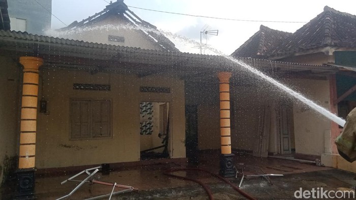 Penampakan rumah kosong yang terbakar di Desa Sabrang, Kecamatan Delanggu, Klaten, Senin (11/8/2025).