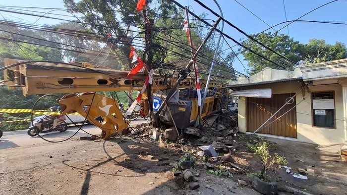 Situasi arus lalu lintas usai satu unit truk bermuatan alat berat oleng dan menimpa rumah warga di Gombel Lama, Kota Semarang, Senin (11/8/2025).