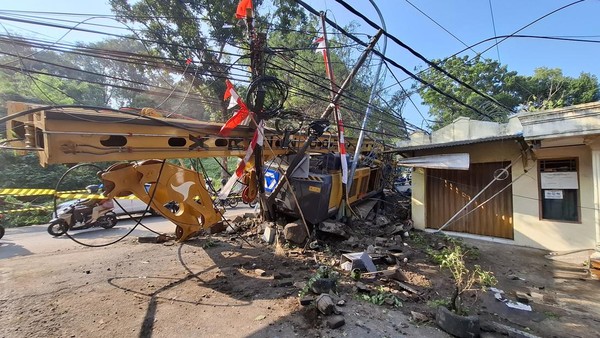 Truk Angkut Alat Berat Oleng Timpa Rumah di Gombel Lama Semarang