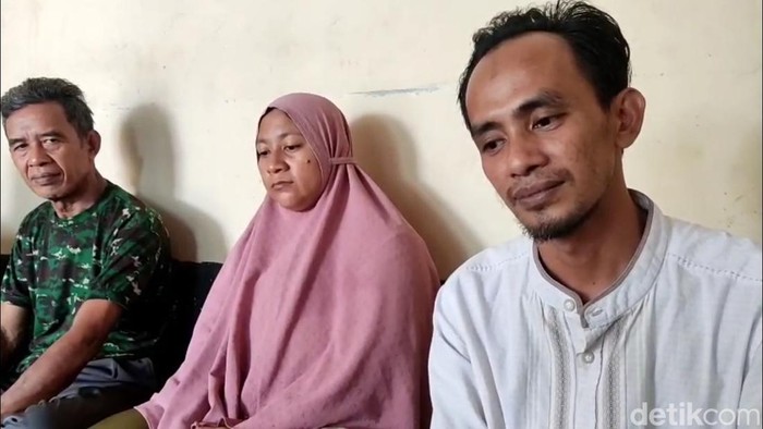 Keluarga pasutri tewas di tumpukan batu Pemalang saat ditemui di rumah duka, Senin (11/8/2025).
