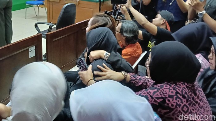 Keluarga tiga polisi teriak histeris usai dengan Kopda Bazarsah divonis hukuman mati dan dipecat dari TNI