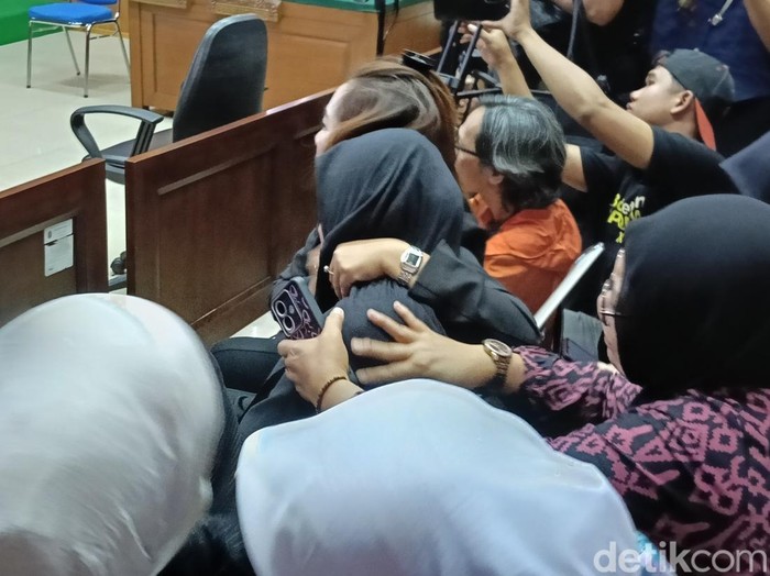 Keluarga tiga polisi teriak histeris usai dengan Kopda Bazarsah divonis hukuman mati dan dipecat dari TNI