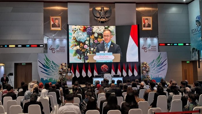 Ketua Dewan Komisioner OJK Mahendra Siregar
