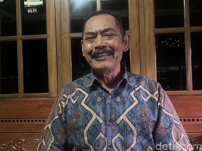Ketua DPC PDIP Solo, FX Hadi Rudyatmo di rumahnya di Pucangsawit, Jebres, Solo, Senin (11/8/2025).