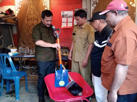 Ketua Komisi A DPRD DIY, Eko Suwanto, saat menyerahkan bantuan alat penanggulangan bencana ke FPRB Kelurahan Tangguh Bencana Baciro, Gondokusuman, Kota Jogja, Senin (11/8/2025).