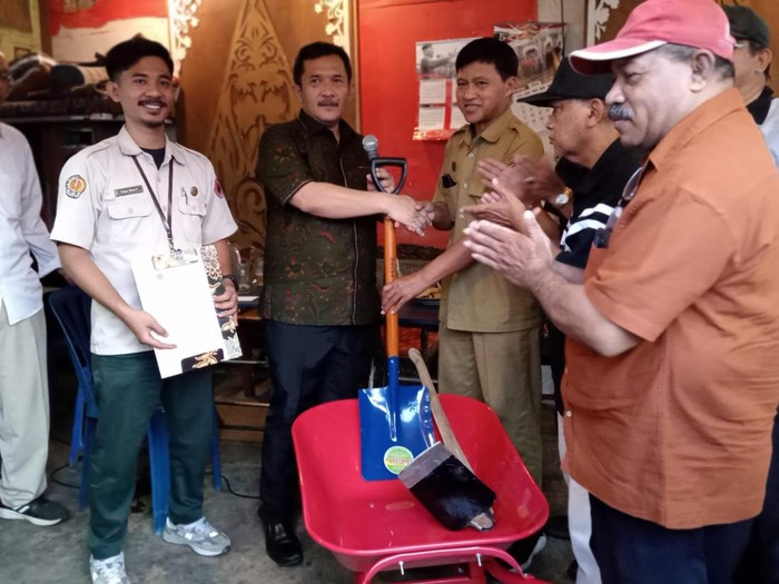 Ketua Komisi A DPRD DIY, Eko Suwanto, saat menyerahkan bantuan alat penanggulangan bencana ke FPRB Kelurahan Tangguh Bencana Baciro, Gondokusuman, Kota Jogja, Senin (11/8/2025).
