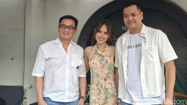 Kiri ke kanan : CEO Tan Corp Hermanto Tanoko, aktris Cinta Laura dan CEO Temu Kamu Denis Yonathan dalam peresmian gerai Temu Kamu ke-9 di Kota Bandung, Minggu (10/8/2025).