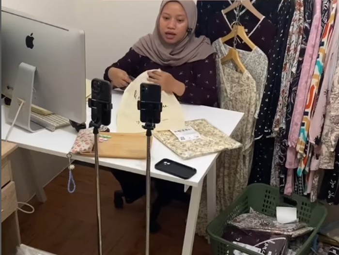 Tim brand Kamila Wardrobe sedang melakukan sesi siaran langsung di E-Commerce.