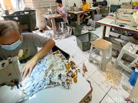 Devi Septrianingsih yang membangun brand daster wanira yang berkualitas. Suasana produksi brand Koncoturu.