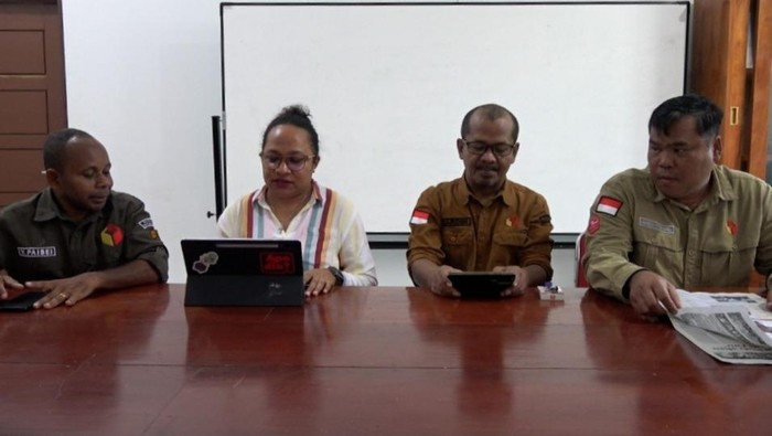 Komisioner Bawaslu Papua saat menggelar konferensi pers soal temuan pelanggaran di 13 TPS PSU Pilgub Papua.