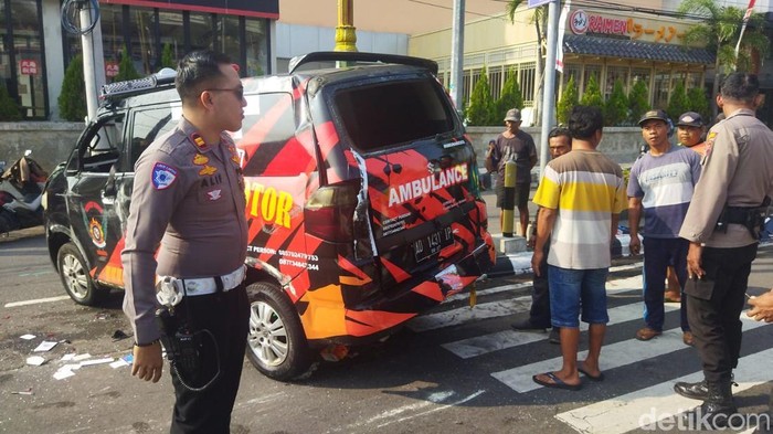 Kondisi mobil ambulans usai kecelakaan di Jalan Pemuda, Klaten, Senin (11/8/2025).