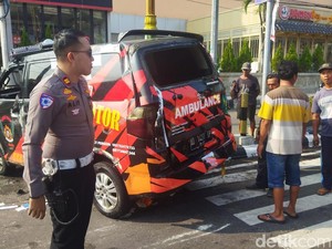 Ambulans Angkut Pasien Dihantam Calya di Jalan Pemuda Klaten