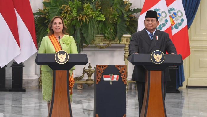 Presiden Prabowo Subianto (kanan) berjabat tangan dengan Presiden Republik Peru Dina Ercilia Boluarte Zegarra (kiri) dalam konferensi pers usai pertemuan bilateral di Istana Merdeka, Jakarta, Senin (11/8/2025). Pertemuan bilateral kedua pemimpin negara tersebut membahas menguatan hubungan dagang Indonesia dan Peru. ANTARA FOTO/Muhammad Adimaja/app/nym.