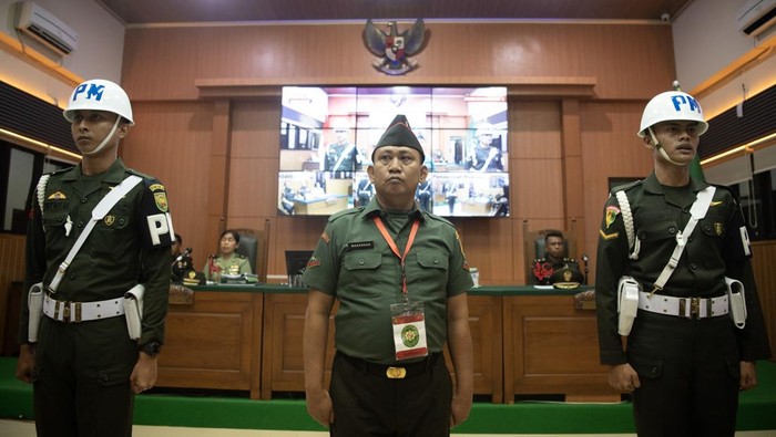 Kopda Bazarsah dihukum mati Terdakwa kasus penembakan tiga polisi di Way Kanan, Lampung Kopral Dua Bazarsah menjalani sidang putusan di Pengadilan Militer I-04 Palembang, Sumatera Selatan, Senin (11/8/2025). Majelis Hakim Pengadilan Militer I-04 Palembang menjatuhkan hukuman maksimal pidana mati dan pemecatan dari TNI. ANTARA FOTO/Nova Wahyudi/rwa.