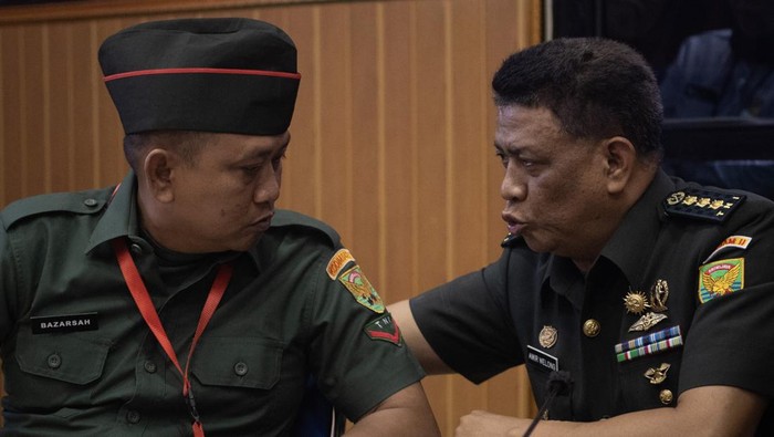 Terdakwa kasus penembakan tiga polisi di Way Kanan, Lampung Kopral Dua Bazarsah menjalani sidang putusan di Pengadilan Militer I-04 Palembang, Sumatera Selatan, Senin (11/8/2025). Majelis Hakim Pengadilan Militer I-04 Palembang menjatuhkan hukuman maksimal pidana mati dan pemecatan dari TNI. ANTARA FOTO/Nova Wahyudi/rwa.