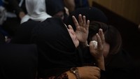 Mendengarkan pembacaan amar putusan, suasana ruang sidang riuh dengan suara isak tangis dari para keluarga keluarga korban. Foto: ANTARA FOTO/NOVA WAHYUDI