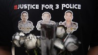 Ketiga polisi yang tewas itu adalah Ajun Komisaris Polisi (Anumerta) Lusiyanto (Kapolsek Negara Batin), Ajun Inspektur Polisi Dua (Anumerta) Petrus Apriyanto (Bintara Polsek Negara Batin), dan Brigadir Polisi Dua (Anumerta) M. Ghalib Surya Ganta (Bintara Satreskrim Polres Way Kanan). Foto: ANTARA FOTO/NOVA WAHYUDI