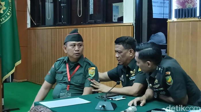 Kopda Bazarsah sedang berdiskusi dengan kuasa hukum atas vonis mati dari majelis hakim