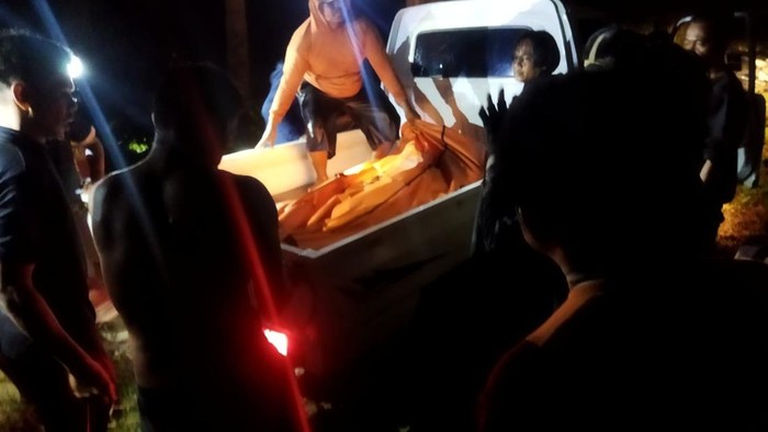 Korban dievakuasi oleh tim SAR gabungan.
