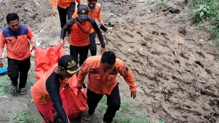 Basarnas saat mengevakuasi jasad korban hanyut.