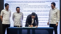 Direktur Utama PT Askrindo M Fankar Umran (kedua kanan) bersama Direktur Keuangan dan Plt Direktur Teknik Leonardo Henry Gavaza (kiri), Direktur Bisnis Budhi Novianto (kedua kiri) dana Direktur Kepatuhan, SDM dan MR R. Mahelan Prabantarikso (kanan) menandatangani deklarasi komitmen anti korupsi saat Sosialisasi Pengendalian gratifikasi dan anti korupsi di Jakarta. ANTARA FOTO/Bayu Pratama S