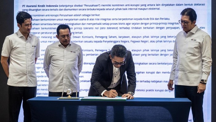Kepala Satgas II Direktorat Anti Korupsi Badan Usaha (AKBU) KPK Roro Wide Sulistyowati memaparkan panduan cegah korupsi kepada pegawai PT Asuransi Kredit Indonesia (Askrindo) saat Sosialisasi Pengendalian gratifikasi dan anti korupsi di Jakarta, Senin (11/8/2025). KPK bersama Askrindo menggelar sosialisasi pengendalian gratifikasi dan Panduan cegah korupsi (PanCEK) untuk memperkuat komitmen anti korupsi kepada badan usaha sehingga menciptakan lingkungan kerja bebas dari praktik korupsi. ANTARA FOTO/Bayu Pratama S