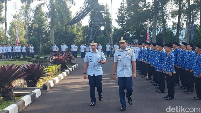 KSAU Marsekal TNI M. Tonny Harjono (kanan) mengecek pasukan di Seskoau Lembang