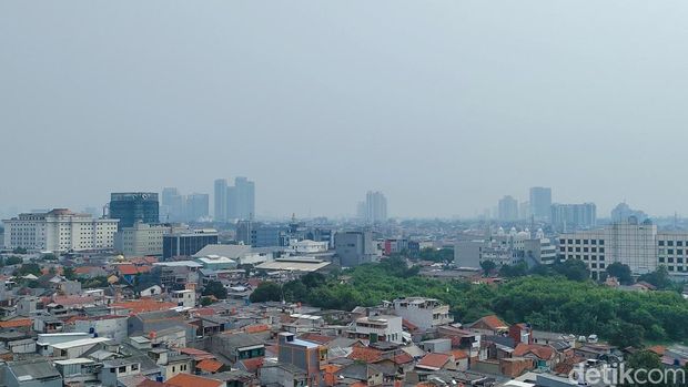 Kualitas udara di Jakarta pada sore ini terpantau tidak sehat. (Jabbar R/detikcom)