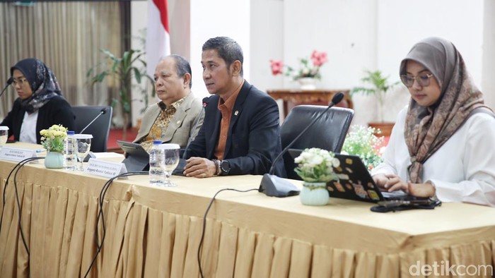 KY Umumkan 13 Calon Hakim Agung dan 3 Hakim Ad Hoc HAM Anggota Komisi Yudisial Mukti Fajar Nur Dewata (kedua kanan) dan M Taufiq HZ menyampaikan konferensi pers tentang seleksi calon hakim agung yang lolos di Komisi Yudisial, Jakarta, Senin (11/8/2025).