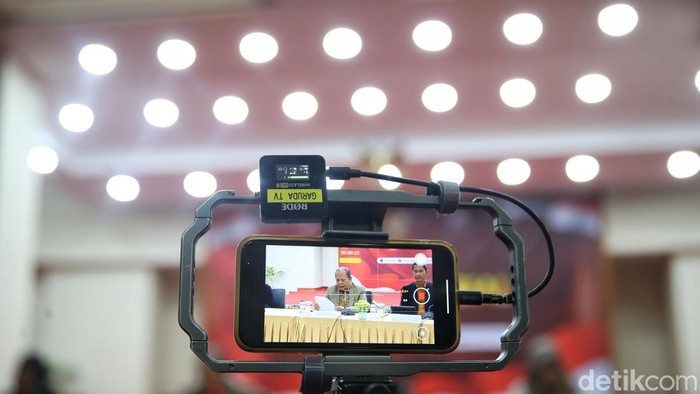 KY Umumkan 13 Calon Hakim Agung dan 3 Hakim Ad Hoc HAM Anggota Komisi Yudisial Mukti Fajar Nur Dewata (kedua kanan) dan M Taufiq HZ menyampaikan konferensi pers tentang seleksi calon hakim agung yang lolos di Komisi Yudisial, Jakarta, Senin (11/8/2025).