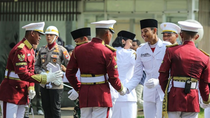 Calon anggota Pasukan Pengibar Bendera Pusaka (Paskibraka) Nasional bersalaman usai mengikuti latihan gabungan di Lapangan Pusdiklat Wiladatika, Depok, Jawa Barat, Senin (11/8/2025). Sebanyak 76 calon anggota Paskibraka Nasional 2025 mengikuti latihan gabungan terakhir sebelum gladi di Istana Merdeka untuk kesiapan jelang pelaksanaan Upacara HUT Kemerdekaan ke-80 RI. ANTARA FOTO/Asprilla Dwi Adha/rwa.