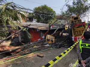 Detik-detik Horor Alat Berat Timpa Rumah di Gombel Lama Semarang