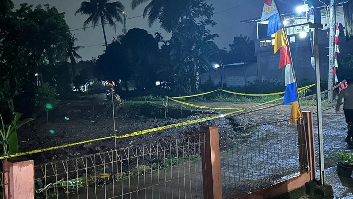 Lokasi temuan diduga granat di Ciseeng, Bogor dipasangi garis polisi. (dok Polsek Parung)