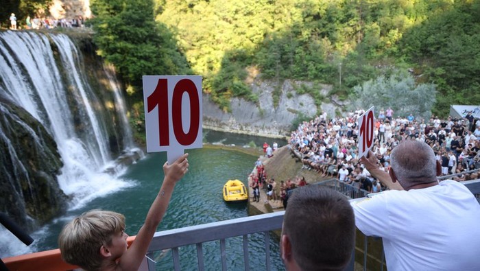 Lomba Loncat Air Terjun Bosnia Tarik Wisatawan Dunia A drone view shows competitors taking part in the annual international waterfall jumping competition held in the old town of Jajce, Bosnia and Herzegovina, August 9, 2025. REUTERS/Amel Emric TPX IMAGES OF THE DAY