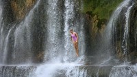Lomba loncat air terjun ini telah menjadi tradisi tahunan yang dimulai sejak puluhan tahun lalu. Selain sebagai ajang olahraga ekstrem, kegiatan ini juga menjadi magnet wisata yang membantu mempromosikan keindahan alam dan budaya Jajce. REUTERS/Amel Emric  