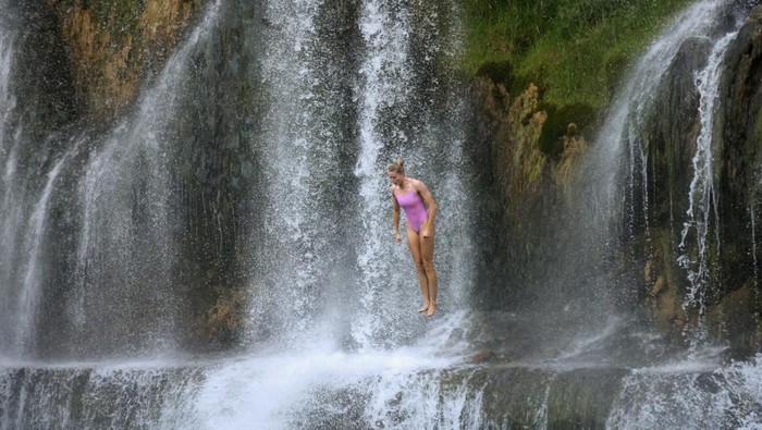 Lomba Loncat Air Terjun Bosnia Tarik Wisatawan Dunia A drone view shows competitors taking part in the annual international waterfall jumping competition held in the old town of Jajce, Bosnia and Herzegovina, August 9, 2025. REUTERS/Amel Emric TPX IMAGES OF THE DAY