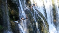 Kompetisi ini digelar di air terjun Pliva yang terletak di pusat kota bersejarah Jajce. Dengan latar pemandangan spektakuler, para peserta melompat dari ketinggian sekitar 21 meter ke dalam sungai yang mengalir deras di bawahnya. REUTERS/Amel Emric