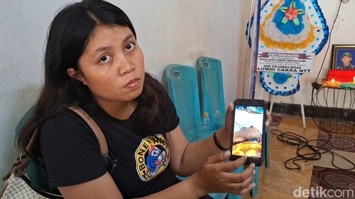 Lusy Namo, kakak perempuan Prada Lucky Chepril Saputra Namo, saat ditemui detikBali di kediamannya di Asrama TNI Kuanino, Kota Kupang, NTT, Senin (11/8/2025). (Yufengki Bria/detikBali).