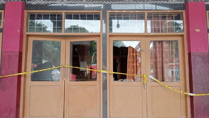 Seorang wanita berinisial M melempari kantor DPRD Kabupaten Mamasa, Sulawesi Barat (Sulbar) menggunakan batu hingga kaca depan kantor wakil rakyat itu pecah.