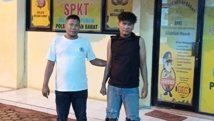 Tampang jukir yang manipulasi tarif parkir di Jalan Ahmad Yani saat diamankan di kantor polisi.